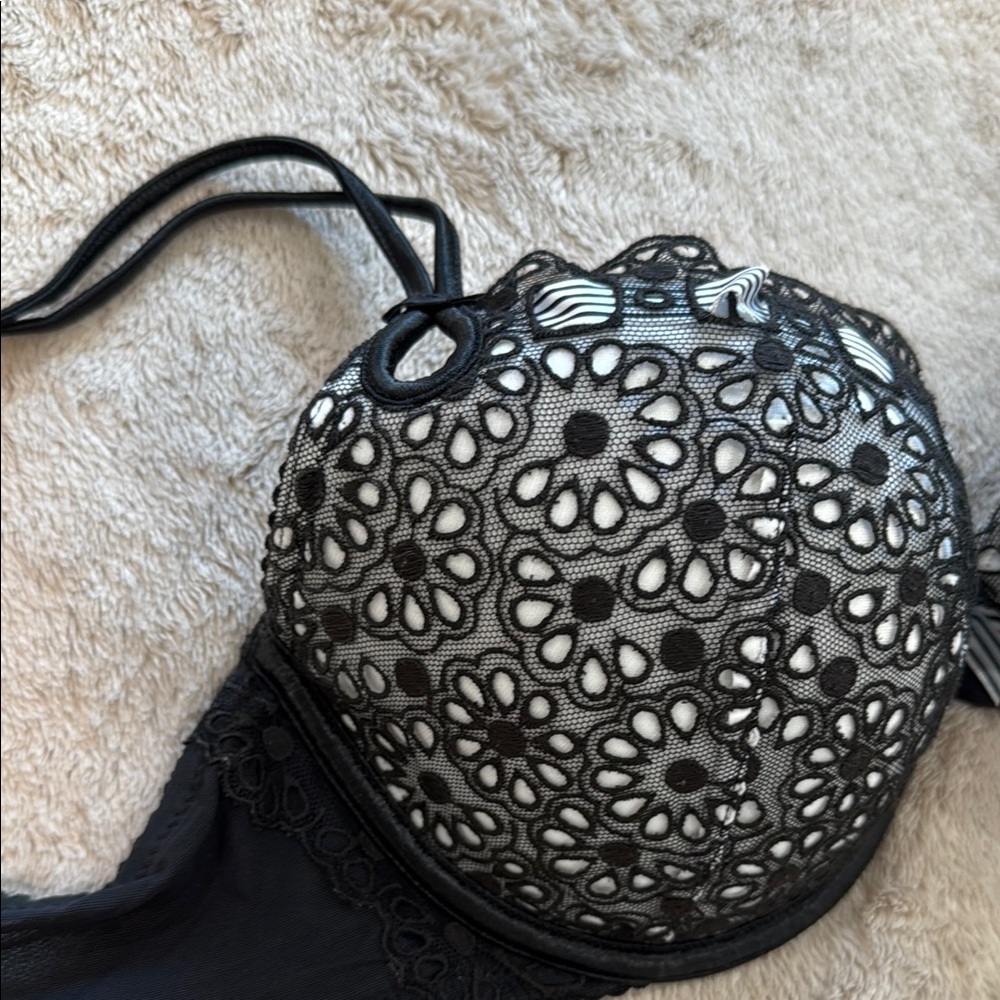 Vintage Victoria’s Secret “sexy little things”Black Floral Eyelet Lace Bra - Picture 4 of 6